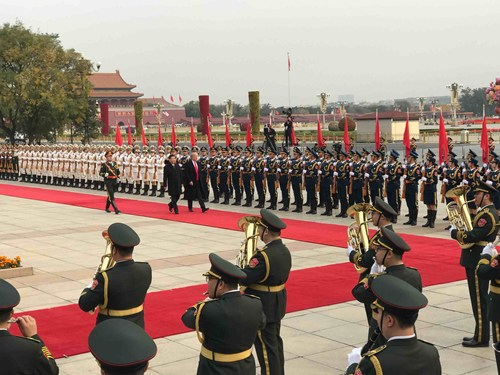 Chinese President Xi Jinping and U.S. President Donald Trump inspect the guard of honor during the welcome ceremony in Beijing, November 9. /CGTN Photo