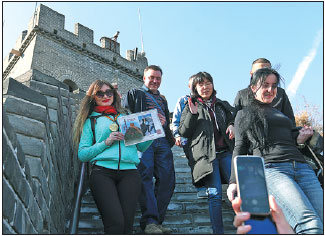 Foreign civil servants, who are taking a course at the Chinese Academy of Governance, visit the Juyongguan section of the Great Wall in Beijing, Nov. 8, 2017. (Wang Zhuangfei / China Daily)