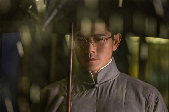Hong Kong singer-actor Aaron Kwok plays the main role in Eternal Wave, a remake of a 1958 movie. (Photo provided to China Daily)