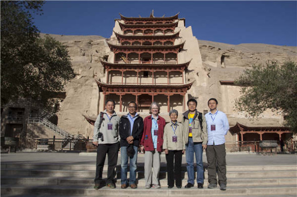 Mimi Gates (third from left) and Fan Jinshi (fourth from left), former head of the Dunhuang Research Academy. Gates has worked closely with the academy for years. (Photo by Ding Xiaosheng/For China Daily)