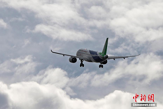 The Chinese-produced large passenger jet, C919, takes off from Shanghai Pudong International Airport on Friday morning. (Photo: China News Service/Yin Liqin)