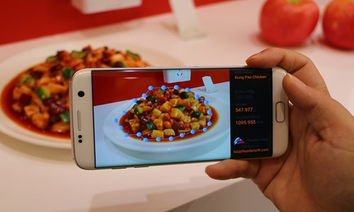 The Huawei Mate 10 model with on-device AI capabilities recognizes food at a display area in Beijing over the weekend. (Photo: Li Xuanmin/GT)