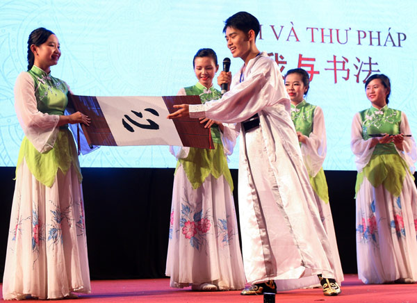 Vietnamese student Nguyen Duc Tien speaks at the 16th Chinese Proficiency Competition for Foreign College Students in Ho Chi Minh City on May 26. (Photo/Xinhua)