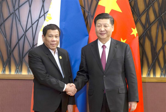 Chinese President Xi Jinping (R) meets with Philippine President Rodrigo Duterte in Da Nang, Vietnam, Nov. 11, 2017. (Xinhua/Fei Maohua)