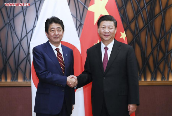 Chinese President Xi Jinping (R) meets with Japanese Prime Minister Shinzo Abe in Da Nang, Vietnam, Nov. 11, 2017. (Xinhua/Lan Hongguang)