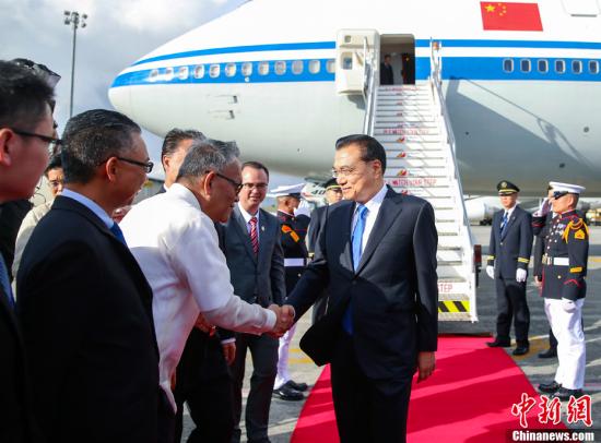Chinese Premier Li Keqiang (R) arrives in Manila, the Philippines, Nov. 12, 2017, for an official visit to the Philippines and a series of leaders' meetings on East Asian cooperation. (Photo/China News Service)