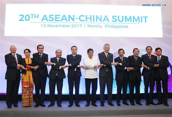 Chinese Premier Li Keqiang (5th L) and leaders of the Association of Southeast Asian Nations (ASEAN) member countries pose for group photos before the 20th China-ASEAN (10+1) leaders' meeting in Manila, the Philippines, Nov. 13, 2017. (Xinhua/Liu Weibing)