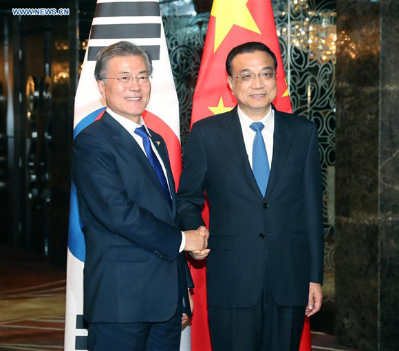 Chinese Premier Li Keqiang (R) meets with South Korean President Moon Jae-in in Manila, the Philippines, Nov. 13, 2017. (Xinhua/Liu Weibing)
