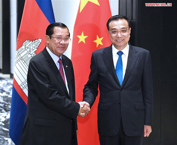 Chinese Premier Li Keqiang (R) meets with Cambodian Prime Minister Samdech Techo Hun Sen in Manila, the Philippines, Nov. 13, 2017. (Xinhua/Rao Aimin)