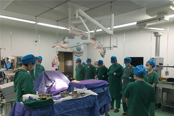 Members of the medical staff honor an organ donor in an operating room at the Beijing You'an Hospital. (Photo provided to China Daily)