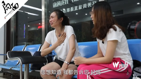 Grieving mother (L) of victim Jiang Ge. (Photo/Video Screenshot)