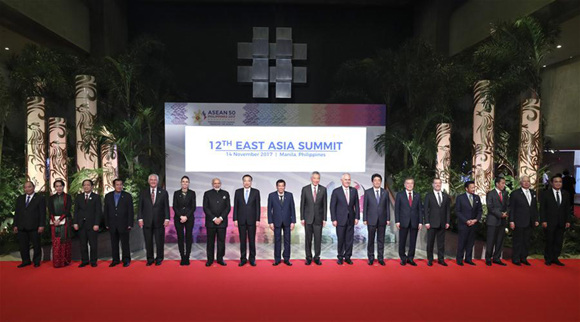 Chinese Premier Li Keqiang (8th L) and other leaders attending the 12th East Asia Summit pose for a group photo before the meeting in Manila, Philippines, Nov. 14, 2017. (Xinhua/Pang Xinglei)