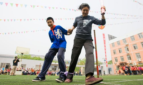 A primary student and his mother competing in a three-legged race at Huajiadi Primary School. (Photo: Li Hao/GT)