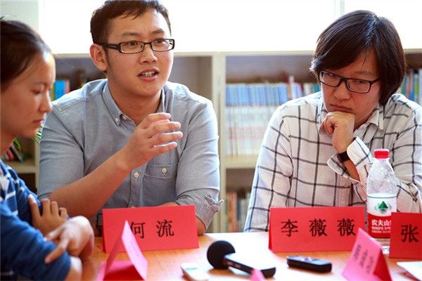 He Liu (center) during a teaching seminar with colleagues at Dazhai Middle School. (Photo/China Daily)