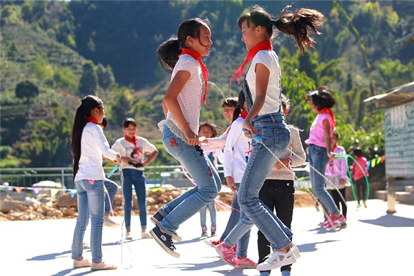 Students take a break at Xinhe Primary School. (Photo/China Daily)