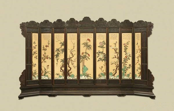A red sandalwood-framed folding screen embedded with jade and flower paintings, from the Qianlong Period of the Qing Dynasty. (Photo/Official Weibo account of the Palace Museum)