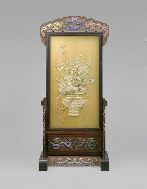 A red sandalwood-framed screen embedded with dyed ivory, willow and swallow paintings from the Qing Dynasty. (Photo/Official Weibo account of the Palace Museum)