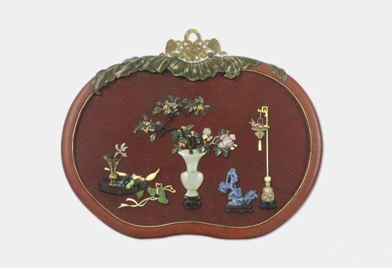 A Qing Dynasty hanging screen with painted flowers and embedded jade. (Photo/Official Weibo account of the Palace Museum)