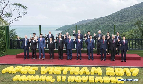Chinese President Xi Jinping (5th L, front) poses for a group photo with other leaders and representatives from the Asia-Pacific Economic Cooperation (APEC) member economies at the 25th APEC Economic Leaders' Meeting in Da Nang, Vietnam, Nov. 11, 2017. (Xinhua/Li Tao)