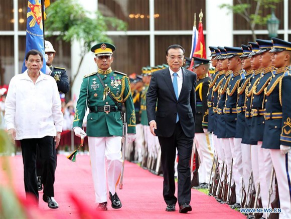 Chinese Premier Li Keqiang attends a welcome ceremony held by Philippine President Rodrigo Duterte before their talks in Manila, the Philippines, Nov. 15, 2017. (Xinhua/Liu Weibing)