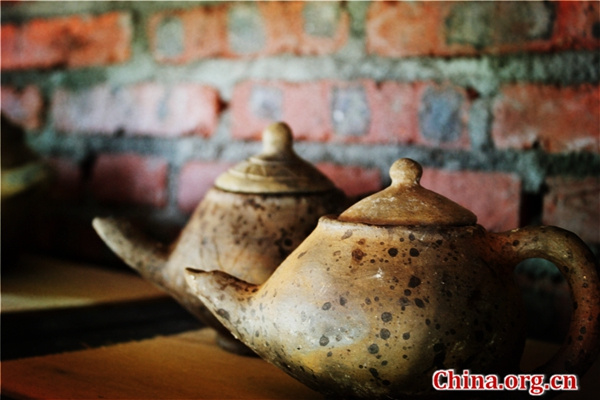 Two teapots sit on the shelf of the museum of pottery of Li ethnic group located in Baotu Village of southern Chinas Hainan Province. (Photo/China.org.cn)