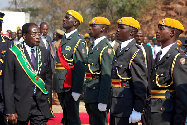 Zimbabwe's President Robert Mugabe inspects a guard of honour at the Heroes' Day commemorations in Harare, Zimbabwe, Aug 13, 2007. (Photo/Agencies)