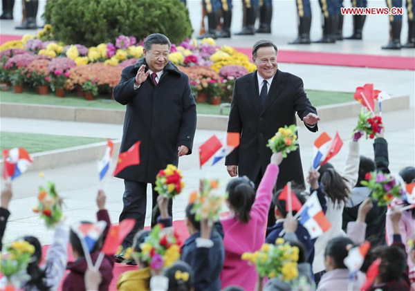 Chinese President Xi Jinping (L) holds a ceremony to welcome Panamanian President Juan Carlos Varela before their talks in Beijing, capital of China, Nov. 17, 2017. (Xinhua/Xie Huanchi)