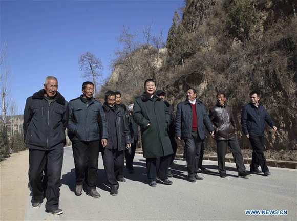 Xi Jinping visits people in Liangjiahe Village, Wen'anyi Township of Yanchuan County, Yan'an, northwest China's Shaanxi Province, Feb. 13, 2015. (Xinhua/Lan Hongguang)