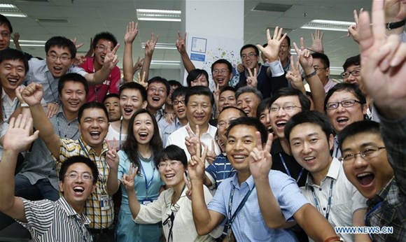 Xi Jinping poses for a group photo with workers from Neusoft in Dalian, northeast China's Liaoning Province, Aug. 29, 2013. (Xinhua/Ju Peng)