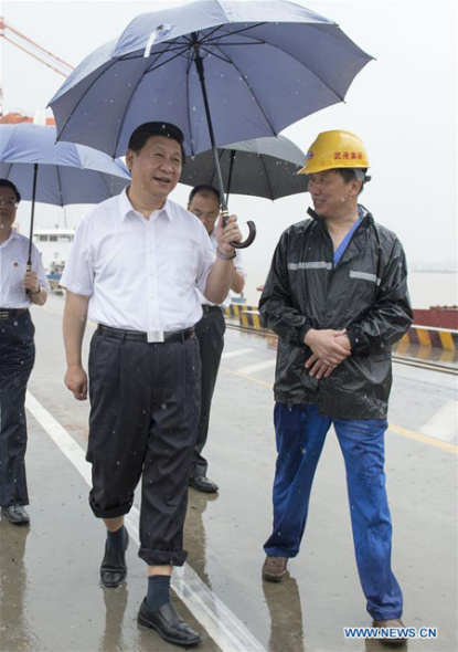 Xi Jinping inspects the Yangluo container port in Wuhan, capital of central China's Hubei Province, July 21, 2013. (Xinhua/Li Xueren)