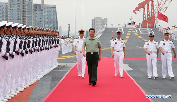 Xi Jinping reviews an honor guard on the aircraft carrier, the Liaoning, in northeast China's Liaoning Province, Aug. 28, 2013. (Xinhua/Li Gang)