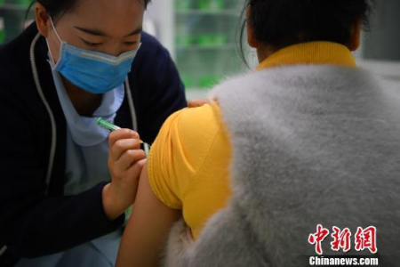 A nurse gives a woman the quadrivalent HPV vaccine in Kunming, capital of Yunnan Province, November 15, 2017. (Photo: Chinanews.com)