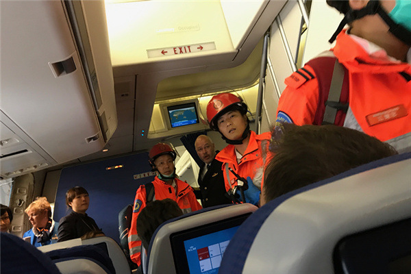 Paramedics race aboard the plane to tend to passengers and crew members who were injured by the clear-air turbulence.(Fung Wing-Ho/China Daily)