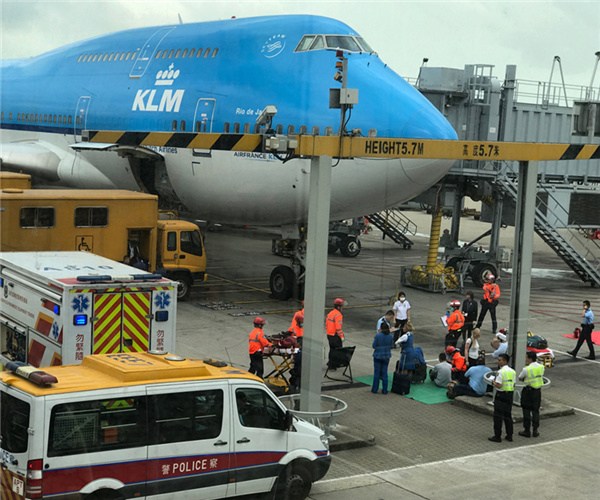 Royal Dutch Airlines Flight 887 lands safely at Terminal 1 of Hong Kong International Airport after it hit strong clear-air turbulence which left six passengers and two crew members with minor injuries. (Fung Wing-Ho/China Daily)