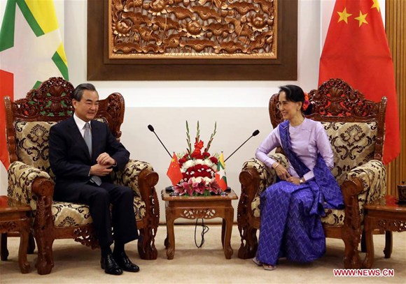 Chinese Foreign Minister Wang Yi (L) meets with Myanmar's State Counsellor and Foreign Minister Aung San Suu Kyi in Nay Pyi Taw, Myanmar, on Nov. 19, 2017. (Xinhua/U Aung)