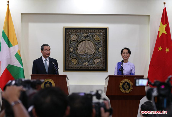 Chinese Foreign Minister Wang Yi (L) and Myanmar's State Counsellor and Foreign Minister Aung San Suu Kyi attend a joint press conference after their meeting in Nay Pyi Taw, Myanmar, on Nov. 19, 2017. At the press conference, Wang Yi expressed support for Myanmar's peace process, highlighting that China hopes for the smooth progress of the process in Myanmar more than any other country. (Xinhua/U Aung)