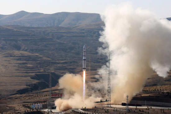 A Long March-6 rocket carries three satellites into space from Taiyuan Satellite Launch Center in North China's Shanxi province, Nov 21, 2017. [Photo/Xinhua]