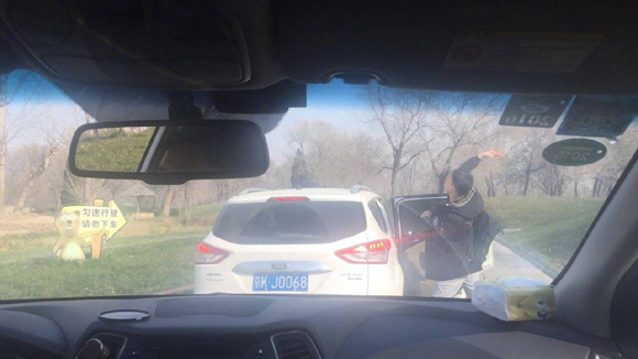 Video footage shows a man throws objects at a bear in Beijing Wildlife Park, Nov. 19, 2017. (Photo/CGTN)