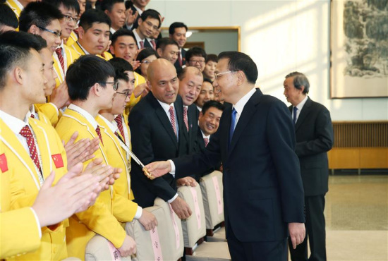 Chinese Premier Li Keqiang meets with workers who participated in this year's WorldSkills Competition in October and won the most medals and points among 68 countries and regions, in Beijing, capital of China, Nov. 21, 2017. (Xinhua/Yao Dawei)