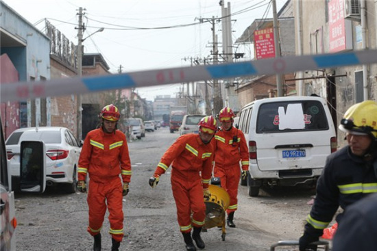 Firefighters leave the scene of a deadly fire in Daxing district, Beijing, on Nov. 19, 2017. Thirty-four firetrucks were dispatched to fight the blaze, which started on Saturday evening and left 19 people dead and eight injured. (Feng Yongbin/China Daily)