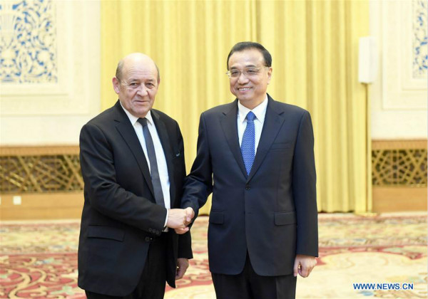 Chinese Premier Li Keqiang (R) meets with visiting French Foreign Minister Jean-Yves Le Drian in Beijing, capital of China, Nov. 24, 2017. (Xinhua/Zhang Duo)