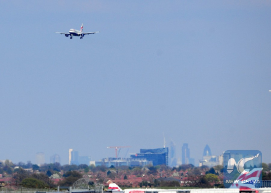 An airplane of British Airways is about to land at the Heathrow Airport in London, capital of Britain. (Xinhua/Zeng Yi)