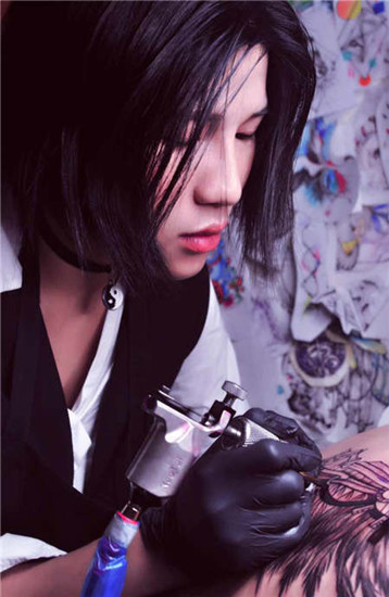 Mu Mu, a tattooist from Just Tattoo Studio, at work. (Photo provided to China Daily)