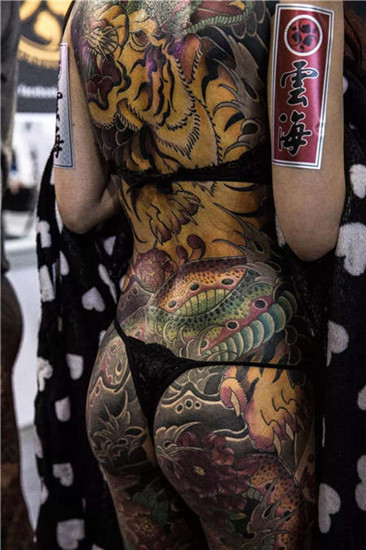 A model displays a tattoo on her back. (Photo provided to China Daily)
