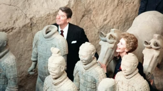 Ronald Reagan and his wife Nancy visit the terracotta warrior in Xi'an in 1984. /Xinhua Photo