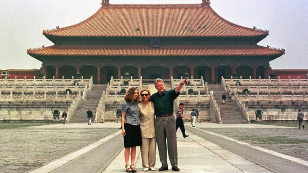 Bill Clinton and his wife Hillary Clinton and daughter Chelsea visit Beijing's Forbidden City, June 28, 1998. /China Daily Photo