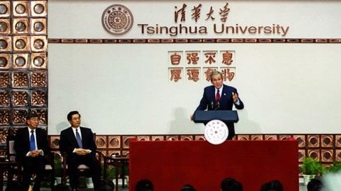 George W. Bush speaks at Tsinghua University in 2002. /Photo from Tsinghua University