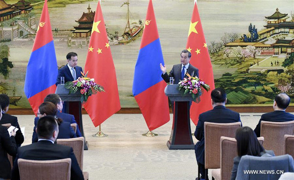 Chinese Foreign Minister Wang Yi (R back) and visiting Mongolian Foreign Minister Damdin Tsogtbaatar meet the press after their talks in Beijing, capital of China, Dec. 4, 2017. (Xinhua/Zhang Ling)