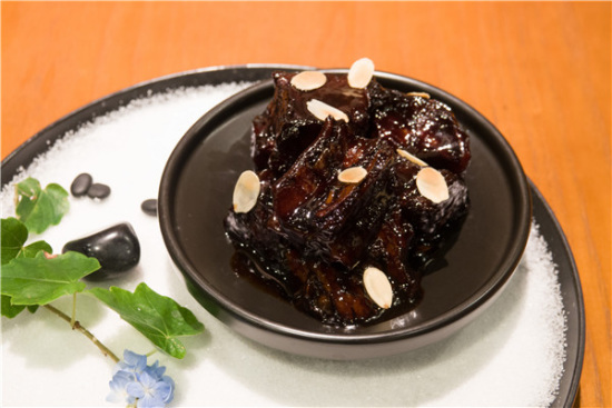Red-braised beef, a highly recommended offering by Dan Cha Fan restaurant. [Photo by Gao Erqiang/China Daily] 