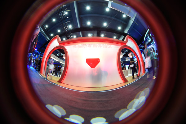 A fish-eye view of customers experiencing 'New Retail' hall of Tmall in Hangzhou in October. (Photo by Li Zhong/For China Daily)